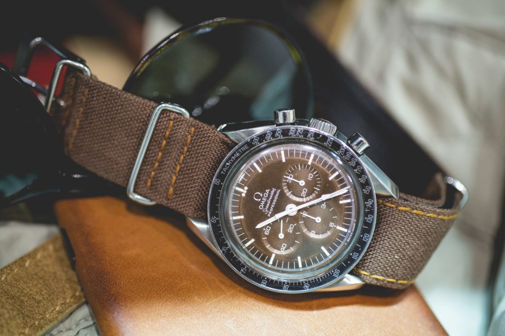 patine noir décoloré sur omega chrono