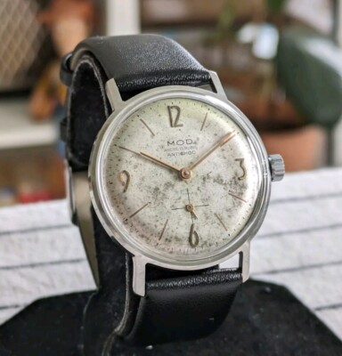 Montre des années 50 avec patine sombre et éparse