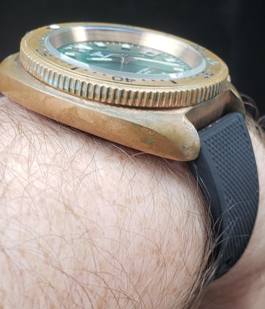 Montre en bro ze avec patine vert de gris