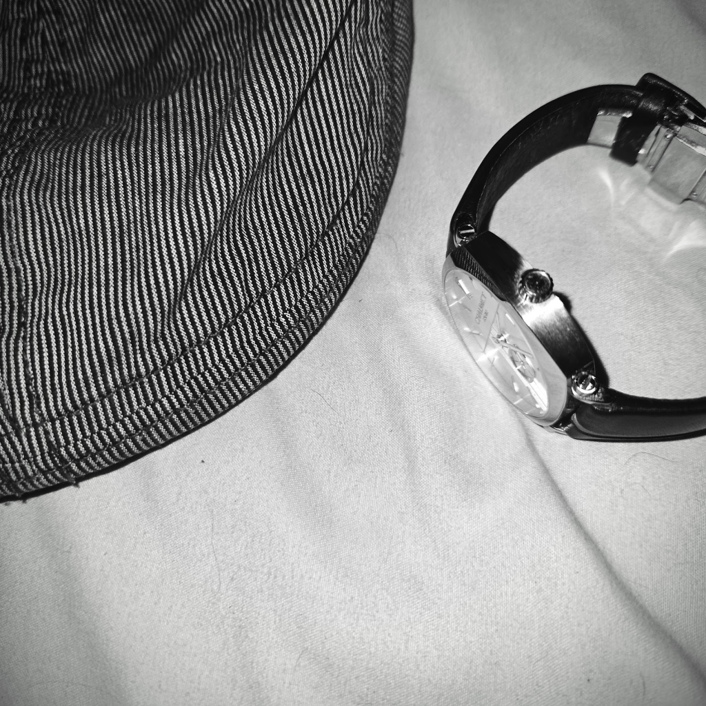 Une casquette et une Dandy, côte à côte