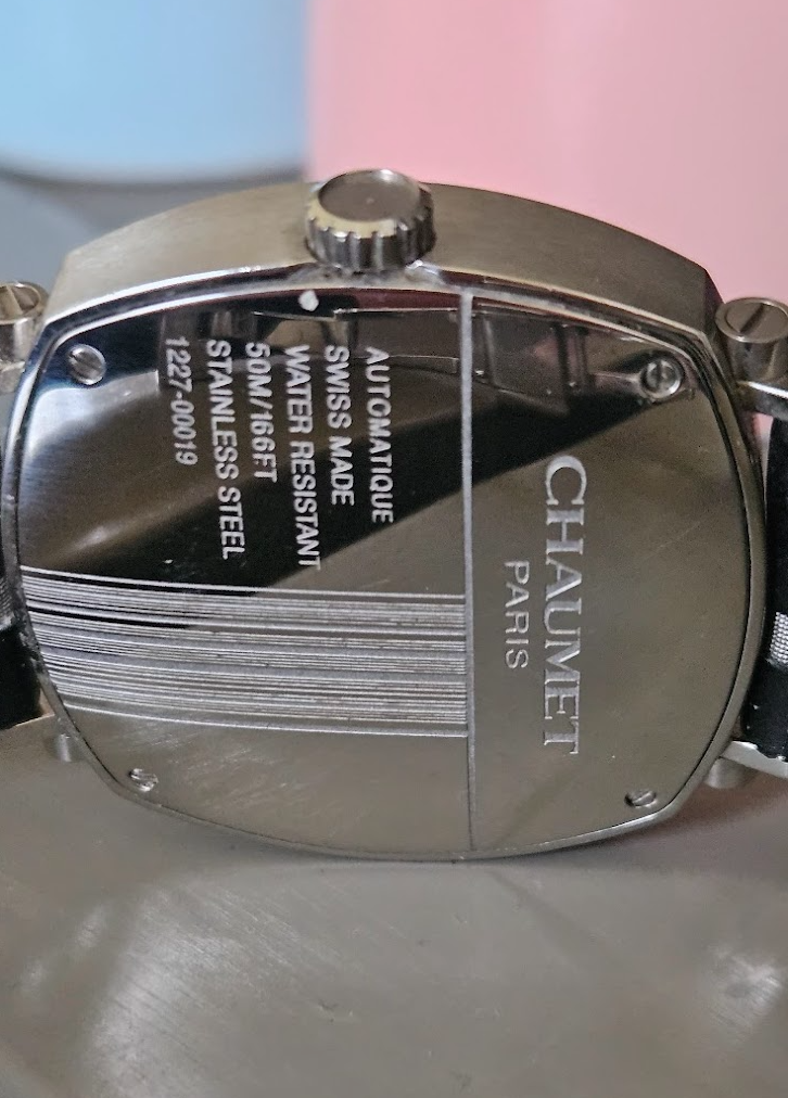 Le fond de boite, lui aussi orné de bandes et les écrous 