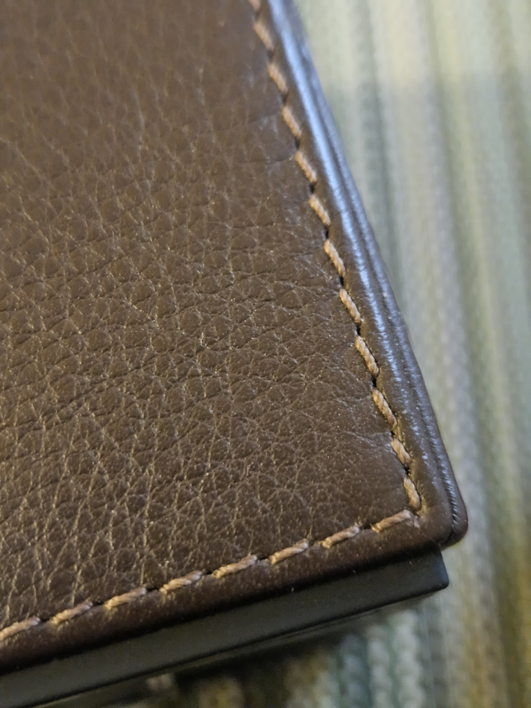 cuir et coutures du swiss cube en gros plan