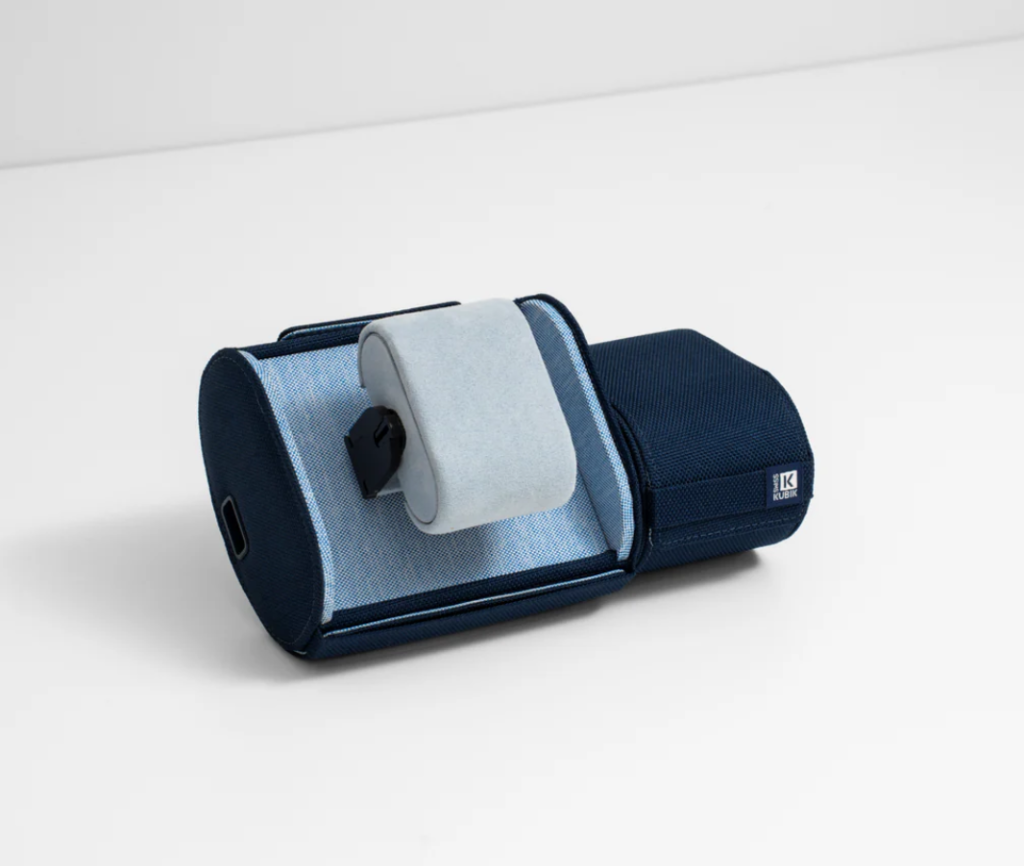swiss cube de voyage, un étui remontoir.