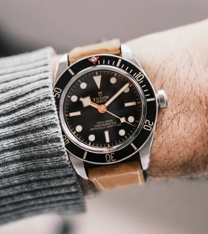 BLACK BAY 58 sur cuir caramel, cadran noir