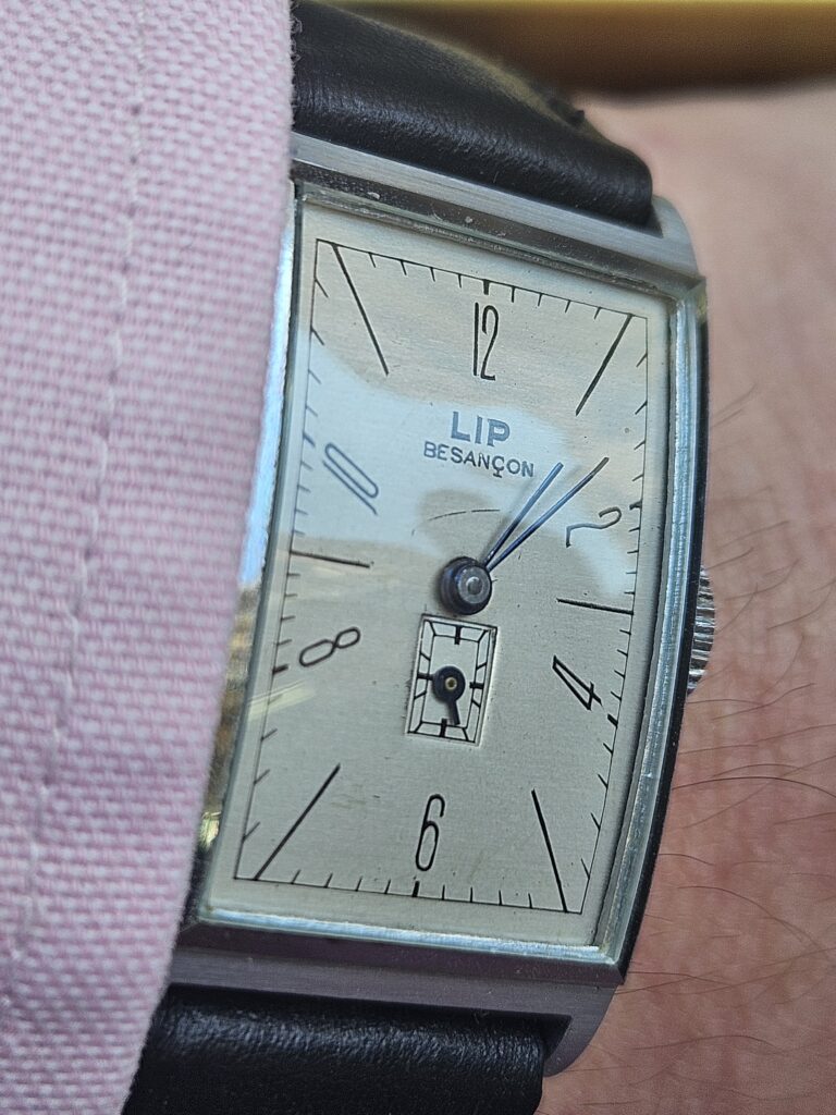 La lip T18 des années 40 , neuve de stock sur bracelet noir
