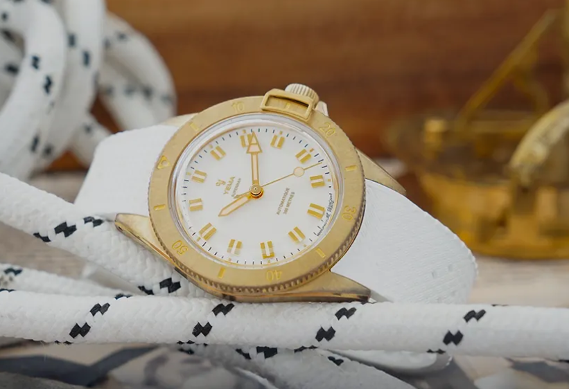 Un résultat très frais : bronze et cadran blanc sur bracelet blanc.